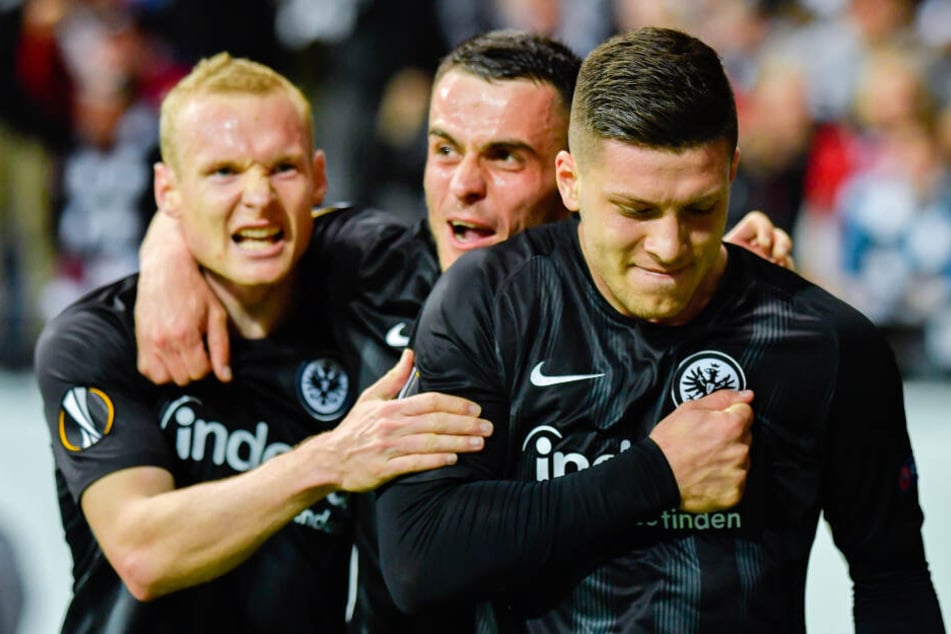 Von links nach rechts: Sebastian Rode und Filip Kostic bejubeln den Treffer von Luka Jovic gegen den FC Chelsea im Europa League-Halbfinal-Hinspiel.