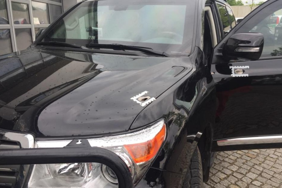Die Panzerwagen der Polizei wurden stark beschädigt.