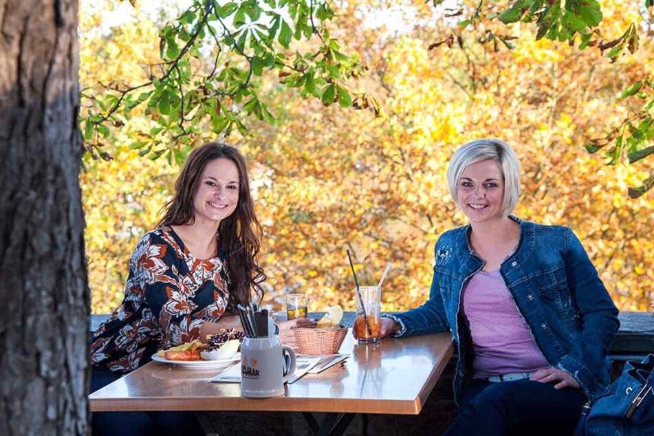 Einen Plausch bei milder Luft und coolen Drinks hielten Stephanie Haase (33)
und Josephine Lemmel (30) im Miramar.