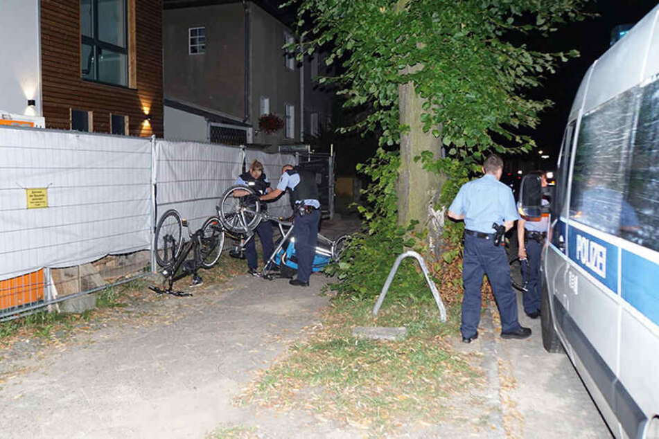Die Polizei stellte an einem Bauzaun neben der Feuerwache die beiden Räder der Diebe sicher.