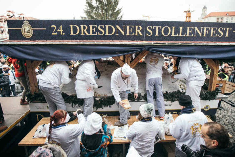 Der riesige Stollen wurde an die Besucher verteilt.