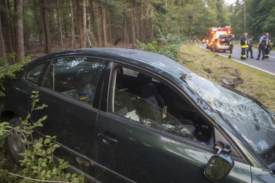 Das Unfallfahrzeug kam von der Fahrbahn ab und überschlug sich.