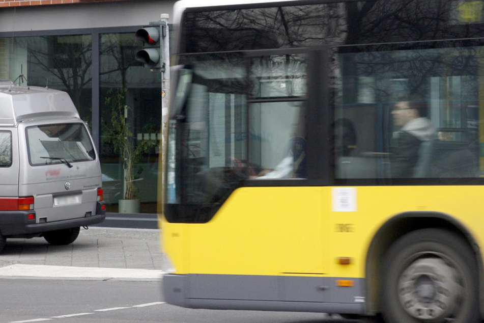 Wegen abrupter Bremsmanöver verletzten sich immer wieder Menschen im Bus. (Symbolbild)