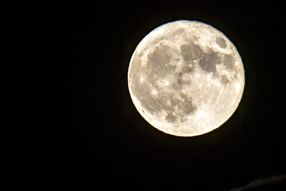 Wir hätten Euch gern den "Schwarzen Mond" gezeigt. Aber dann wäre das Bild komplett schwarz :-) Deshalb hier unser geliebter Vollmond.