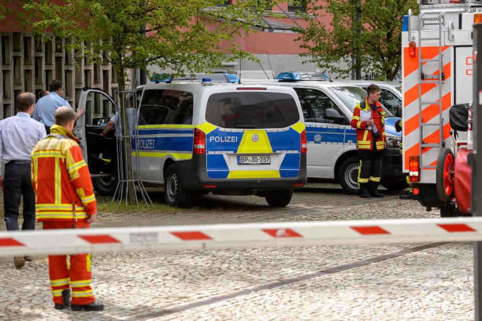 Ende April versuchten mehrere Unbekannte Fahrzeuge der Bundes- und Landespolizei anzuzünden.