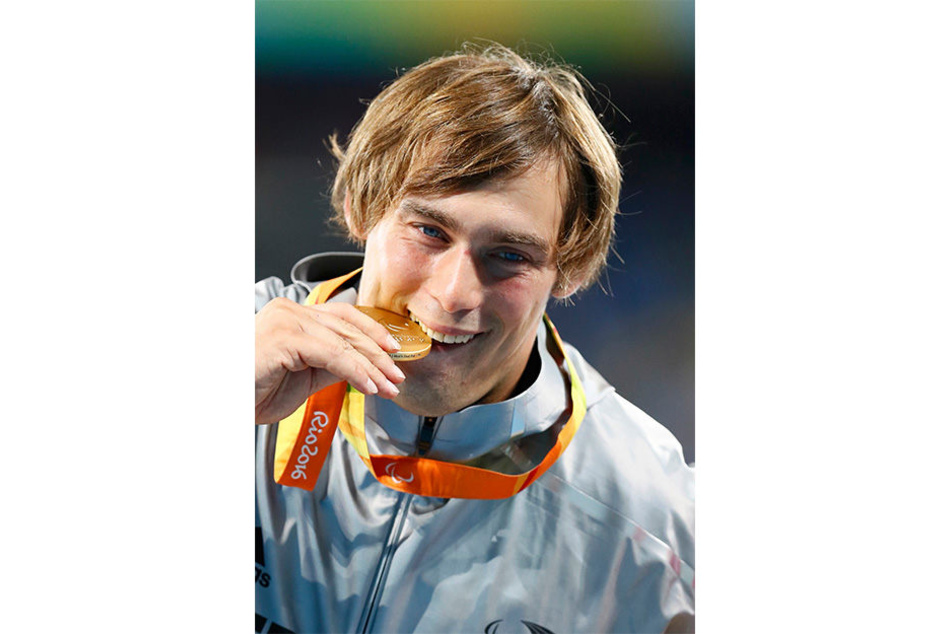 Der obligatorische Bisstest: Die Goldmedaille ist echt!