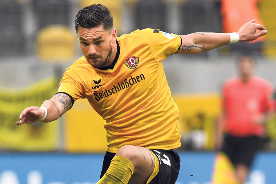 Dynamo-Stürmer Pascal Testroet schiebt sich gleich vor Aue-Torwart Martin Männel, um an den Ball zu kommen.