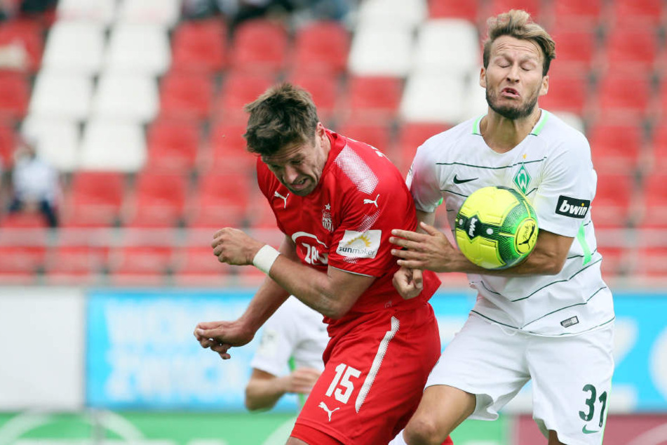 Ronny König (Zwickau, li.) und Marc Pfitzner (31,
BremenII) im Zweikampf.