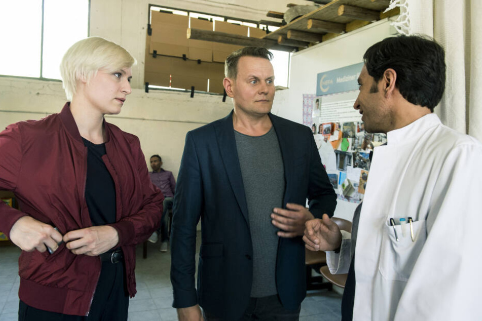 Jens Stellbrink (Devid Striesow) und Mia Emmrich (Sandra-Maren Schneider) verhören Dr. Sharifi (Jaschar Sarabtchian).