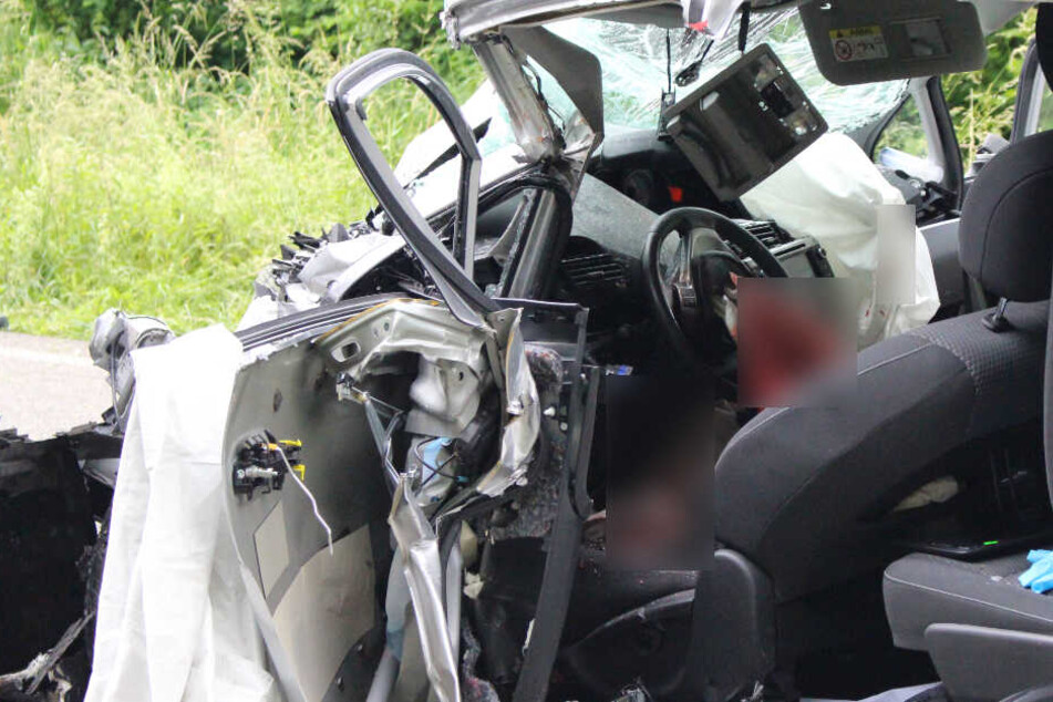 Der 57-jährige Fahrer des Wagens starb noch an der Unfallstelle.