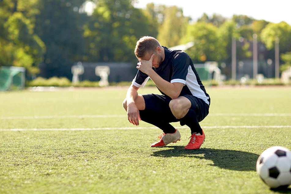 Ein Fußballspieler verlor den Teil seines rechten Nasenflügels nach einer dreisten Attacke.