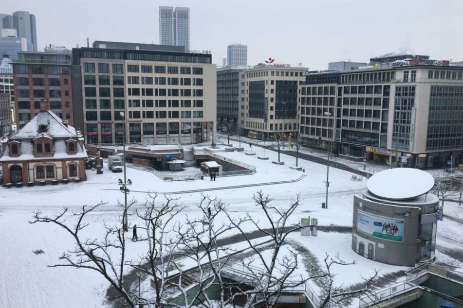 Auch die Hauptwache war am Morgen mit Schnee bedeckt.