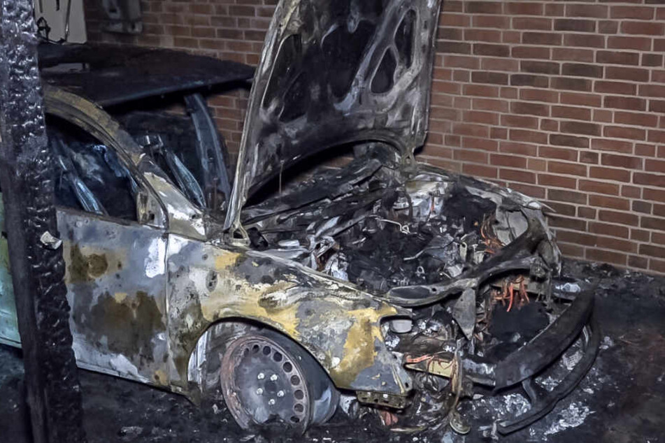 Von den Auto ist nach dem Brand nicht mehr viel übrig geblieben.