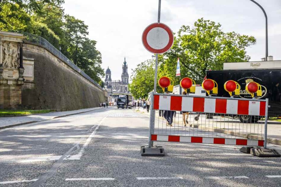 Die Vorbereitungen zum Stadtfest Canaletto laufen auf Hochtouren. Das Terrassenufer ist bereits seit gestern gesperrt.