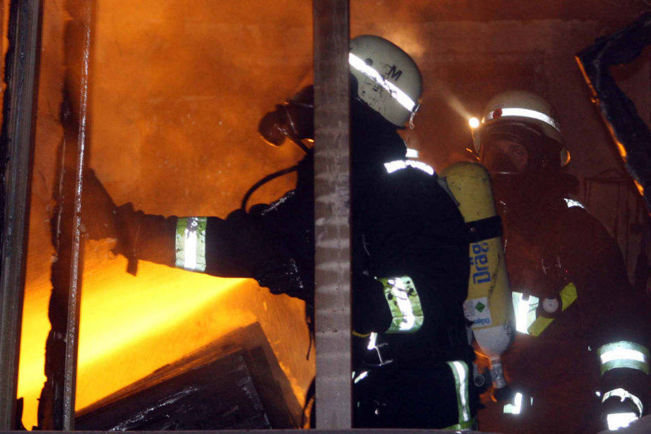 Die Feuerwehr hatte mit den Flammen zu kämpfen. (Symbolbild)