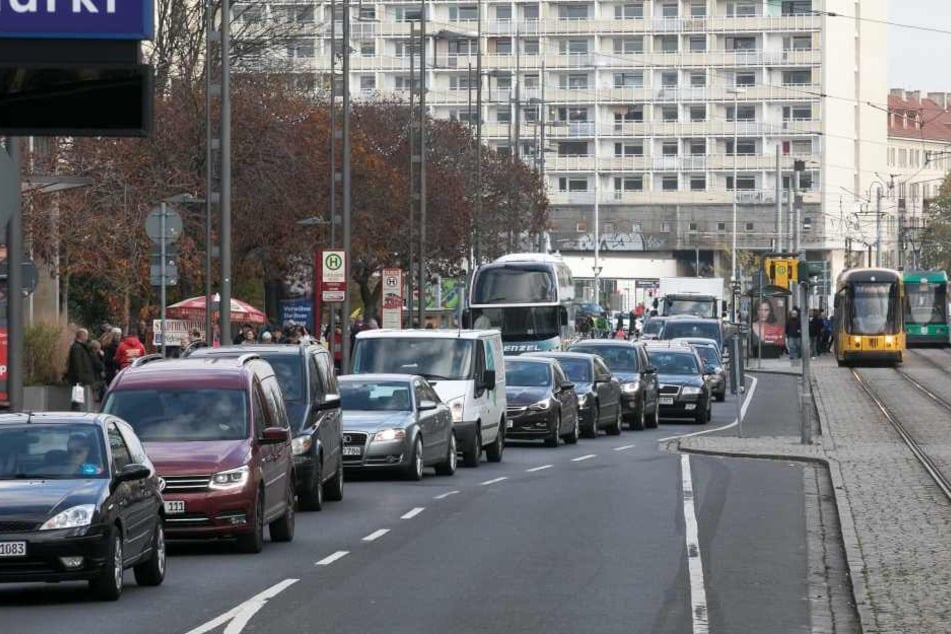 Stau auf der Wilsdruffer Straße.