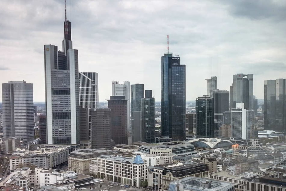 Frankfurt soll Hamburg in nichts nach stehen. Die PARTEI beantragt deshalb nächste Gipfel-Austragung. (Achtung Satire)