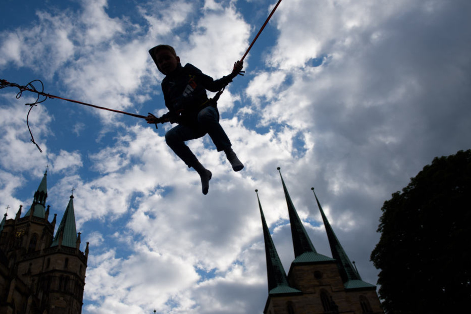 Vor dem Dom ist ein Bungeetrampolin aufgestellt.