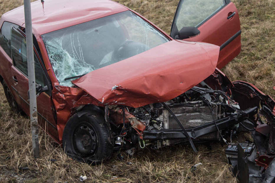 Der Polo der 25-Jährigen, die den Unfall verursachte, ist komplett demoliert.
