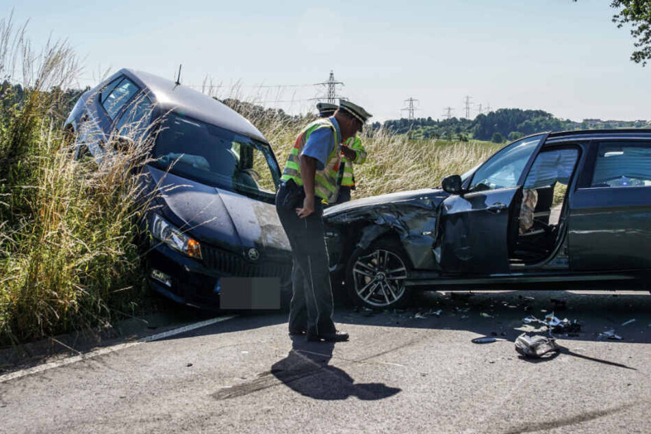 Polizisten an der Unfallstelle.