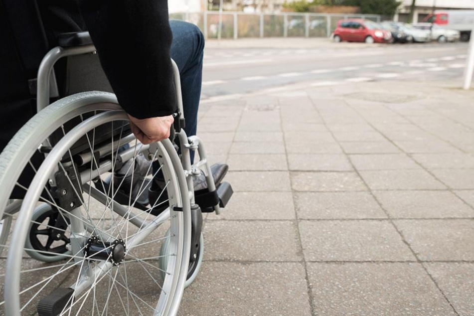 Ein Rollstuhlfahrer wehrte sich gegen den Angriff eines Mannes nach Kräften und schlug diesen zu Boden.