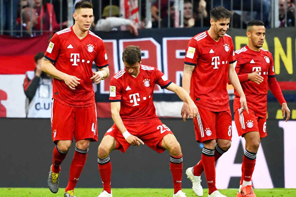 Thomas Müller (Zweiter von links) albert nach einem der fünf Bayern-Tore herum.