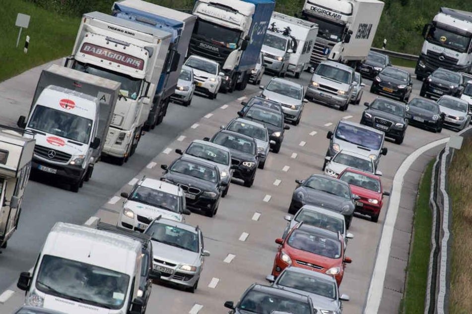 An den Baustellen wird es eng auf der Straße werden. (Archivbild)