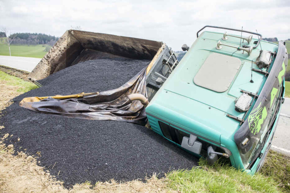 Tonnen von Asphalt haben sich auf dem Feld verteilt.