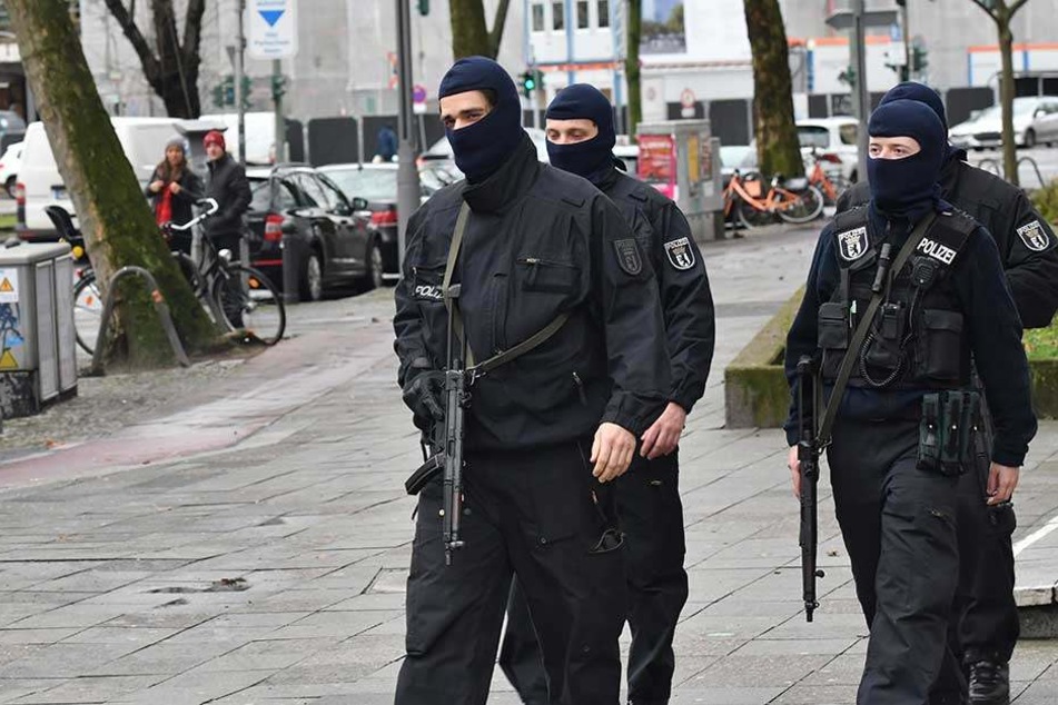Polizisten in Berlin während einer Razzia gegen Islamisten (Archivbild).