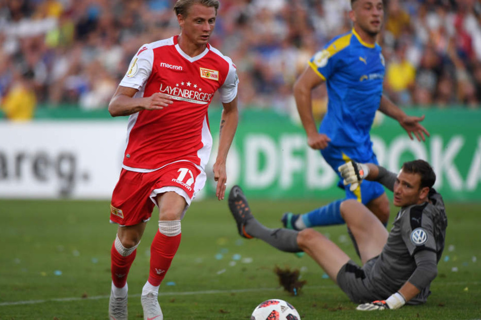 Unions Simon Hedlund läuft an Jenas Torhüter Jo Coppens vorbei auf das Tor zu.