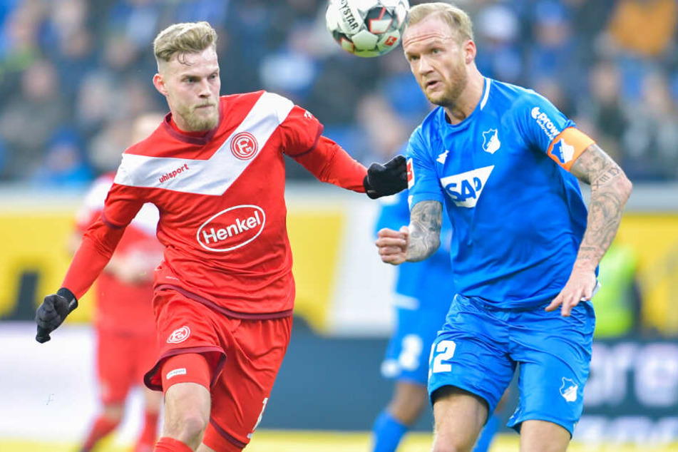 Hoffenheim-Kapitän und Abwehrchef Kevin Vogt (rechts im Bild) im Zweikampf mit Fortuna Düsseldorfs Marvin Ducksch.