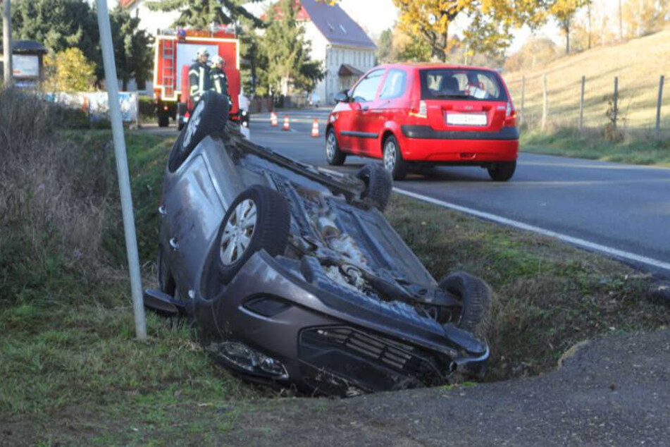 Unfall in Klipphausen: Fahrer überschlägt sich mit Hyundai und landet auf dem Dach! - TAG24