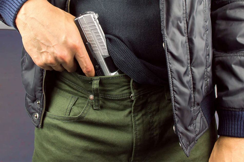 Zwei Männer sollen den 17-Jährigen bedroht und ausgeraubt haben. (Symbolbild)