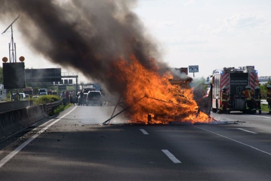 Die Polizei veröffentlichte eine Aufnahme des Brandes. Große Teile der Fahrbahn müssen nach dem Feuer erneuert werden.