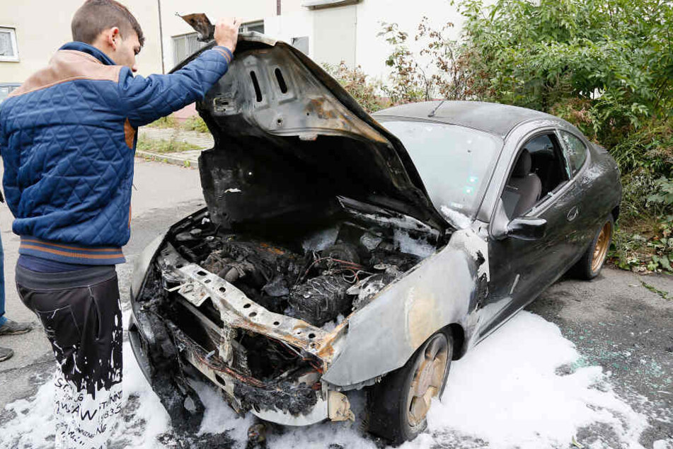 Zwei Autos abgefackelt: Mitko Angelov (18) schaute sich den Schaden in der
Konradstraße entsetzt an.