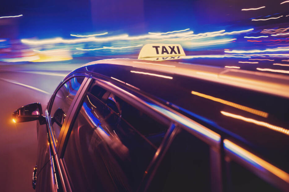In dem Taxi wurden vier Schulkinder verletzt, auch der Taxifahrer (58) musste ins Krankenhaus gebracht werden. (Symbolbild)