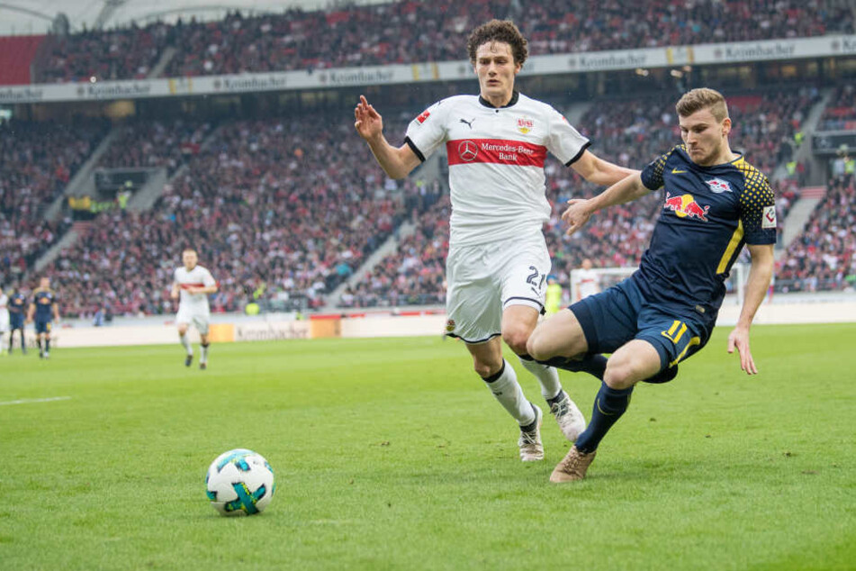 Stuttgarts Benjamin Pavard (l) und Leipzigs Timo Werner kämpfen um den Ball.