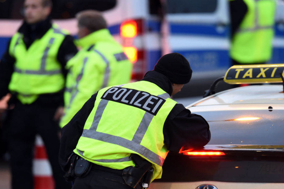 Die Polizei bittet bei der Aufklärung der Taxi-Überfälle um Hilfe. (Symbolbild)