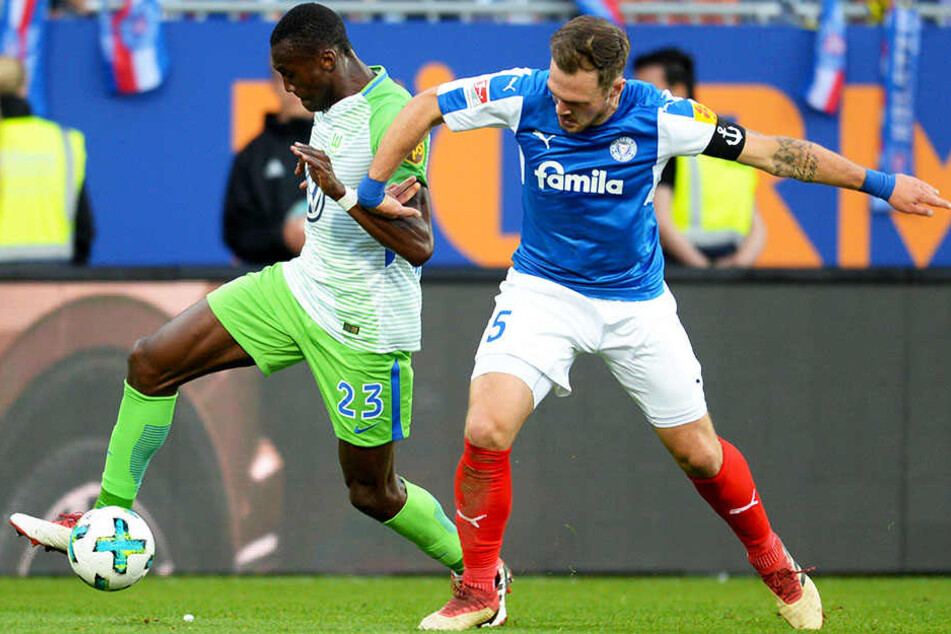 Intensive Zweikämpfe: Wolfsburgs Joshua Guilavogui im Duell mit Kiels Kapitän Rafael Czichos.