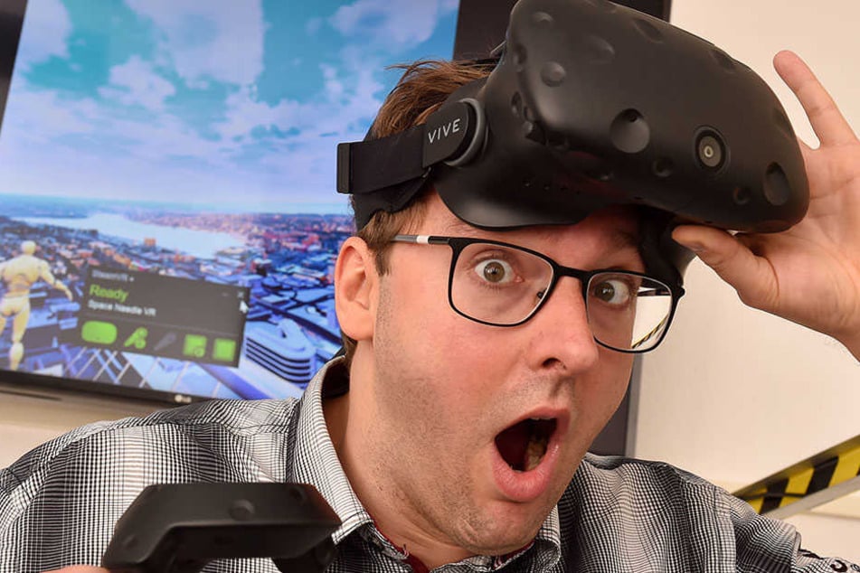 Da guckste! Morgenpost-Reporter Hermann Tydecks (34) testet die virtuelle
Spielhölle von Zittau.