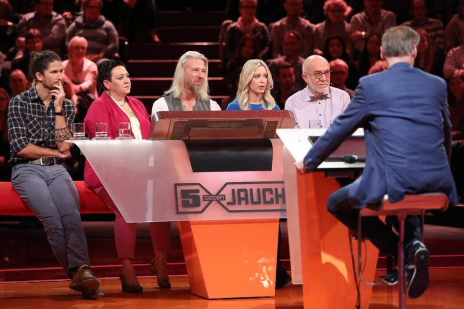 Die Sitzbank, auf der man nicht wirklich sitzen kann, ist auf Dauer mega unbequem.