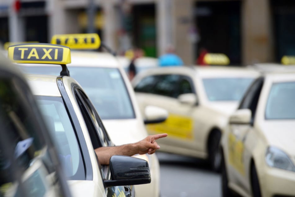 Die beiden Männer sollen einen Taxifahrer in Hamburg überfallen haben. (Symbolfoto)