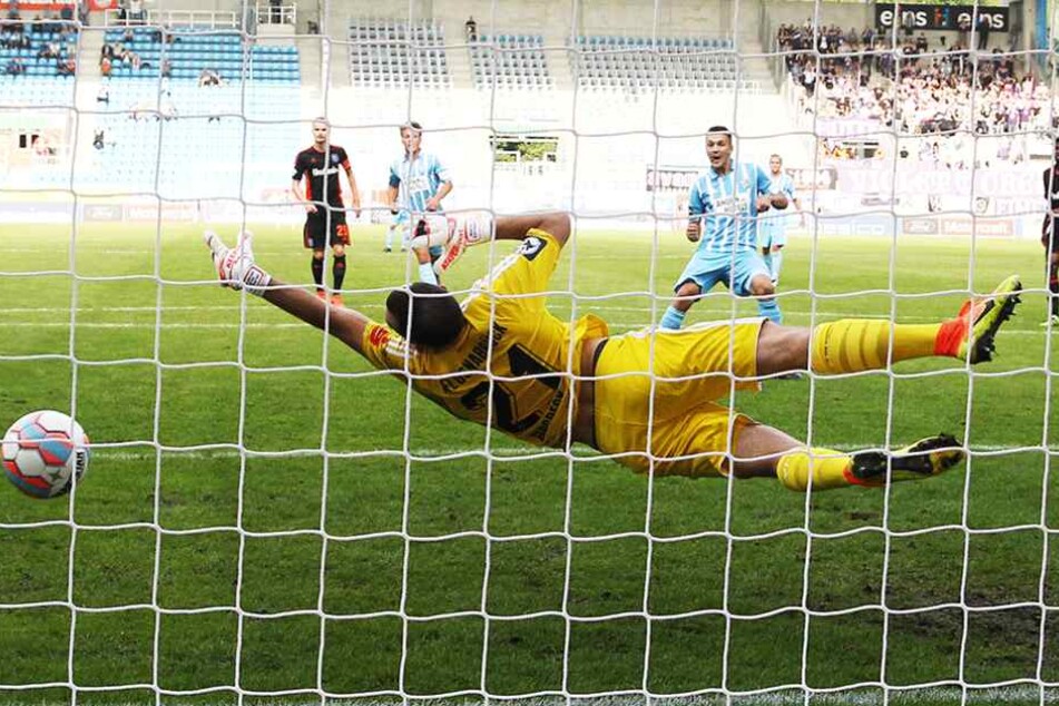 Daniel Frahn versenkt den Ball vom Elfmeterpunkt zum 2:0.