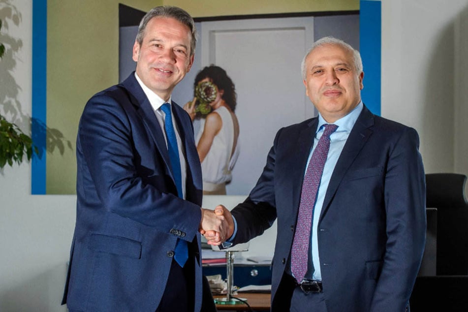Symbolischer Handschlag: Innenminister Georg Maier (l.) und Ashot Smbatyan.