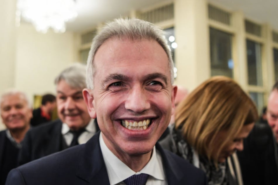 Das Siegerlächeln hat er schon mal drauf. Doch Peter Feldmann muss zunächst die Stichwahl im März abwarten.