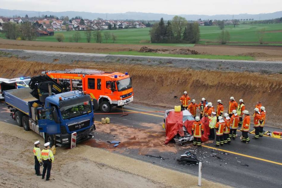 Als die Rettungskräfte den Mann aus dem Wagen befreien wollten, konnten sie nur noch den Tod feststellen.