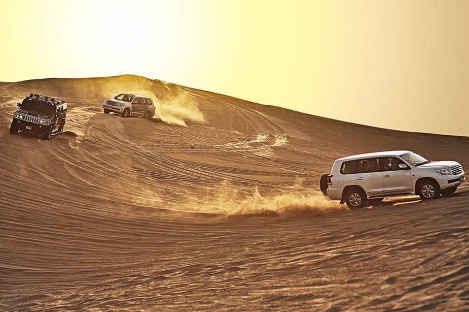 Unweit der Mega-Metropole sind Jeep-Touren durch die Wüste möglich.
