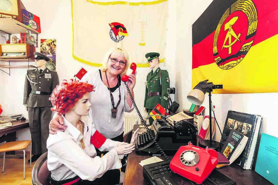 Das „Parteizimmer“
von DDR-Sammlerin
Heidi Dentler (54).
Aus gesundheitlichen
Gründen muss
sie sich von rund
8000 Überbleibseln
des Arbeiter- und
Bauernstaates
trennen.