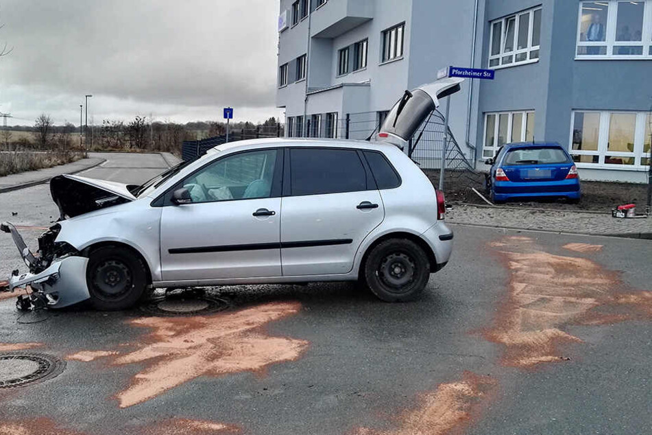 Der Polo drückte den Honda in einen Zaun eines angrenzenden Firmengeländes.