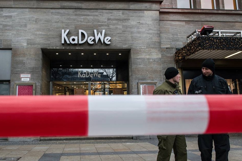 Polizisten stehen nach einem Raub vor dem KaDeWe.
